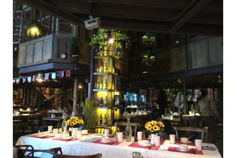 怎么去搭配？主題餐廳餐桌椅